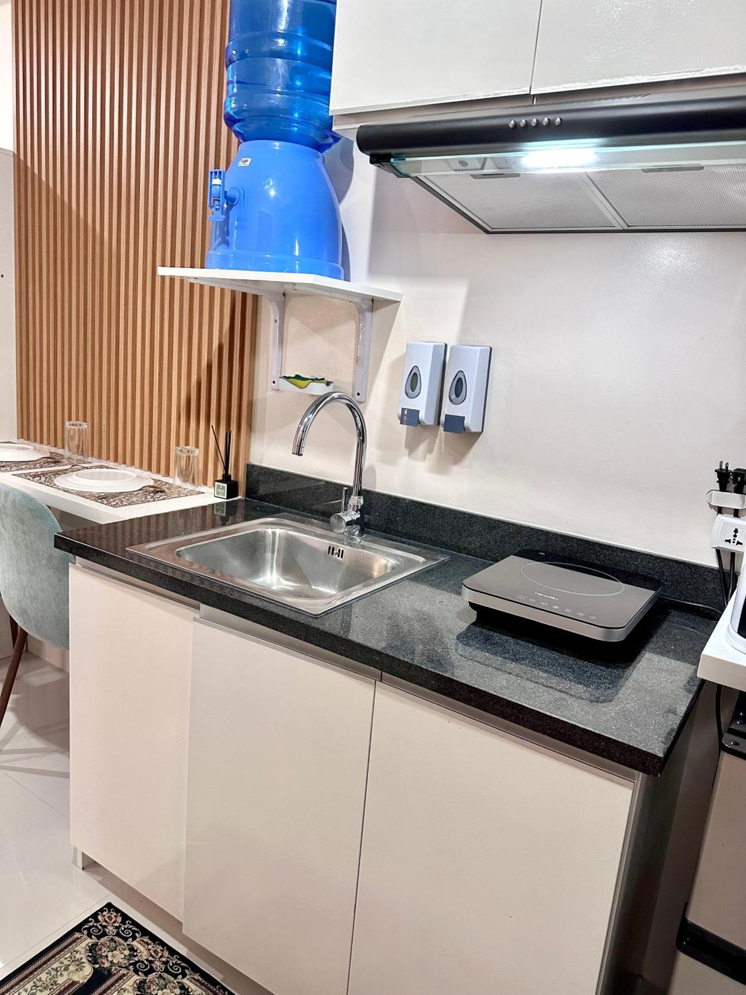 The Persimmon Studios Near Ayala And Sm City セブ市 エクステリア 写真