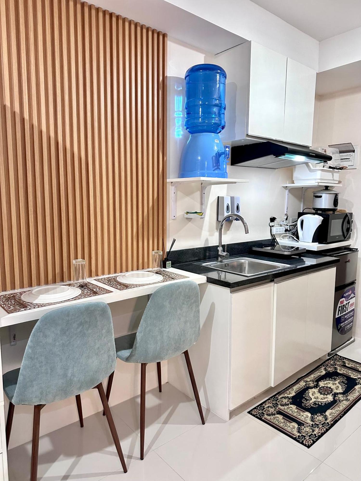 The Persimmon Studios Near Ayala And Sm City セブ市 エクステリア 写真