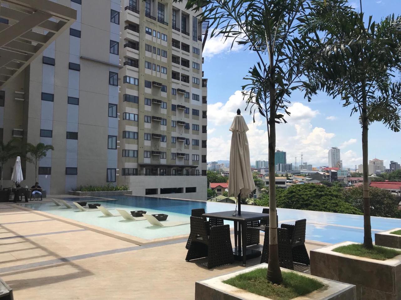 The Persimmon Studios Near Ayala And Sm City セブ市 エクステリア 写真